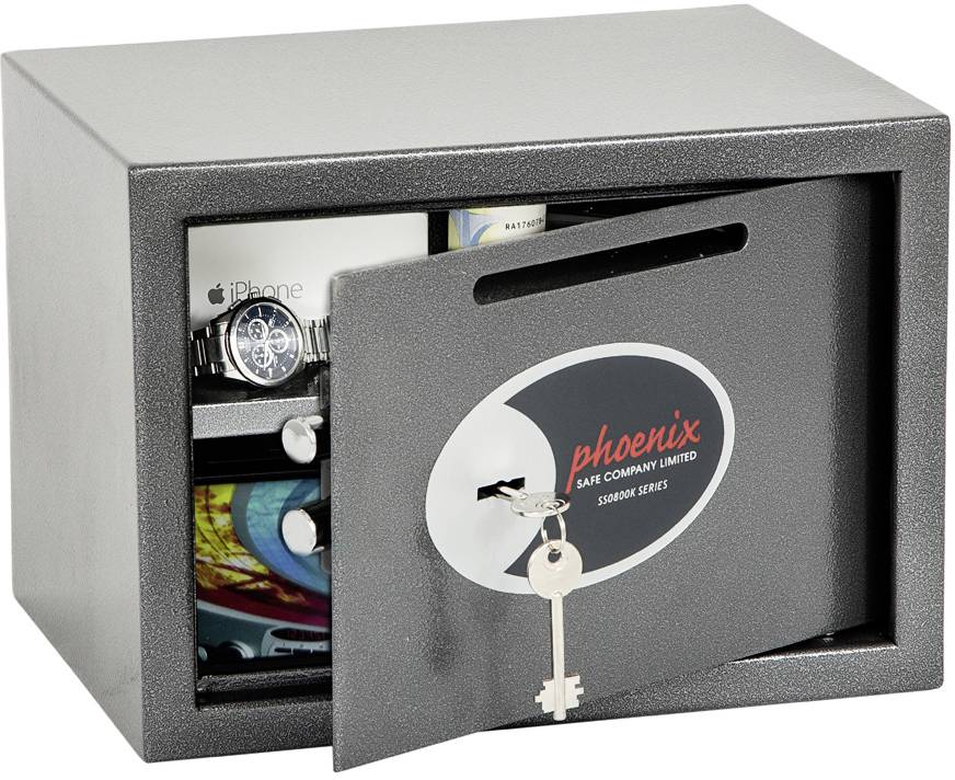 Un coffre-fort ouvert avec une clé dans la serrure. À l'intérieur, des montres et des appareils électroniques sont visibles.