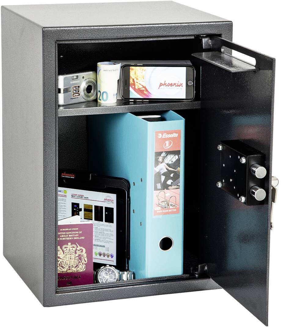Coffre-fort ouvert contenant des documents, un appareil photo, un smartphone et des montres. Le compartiment supérieur contient un appareil photo, le compartiment inférieur un dossier et une tablette.