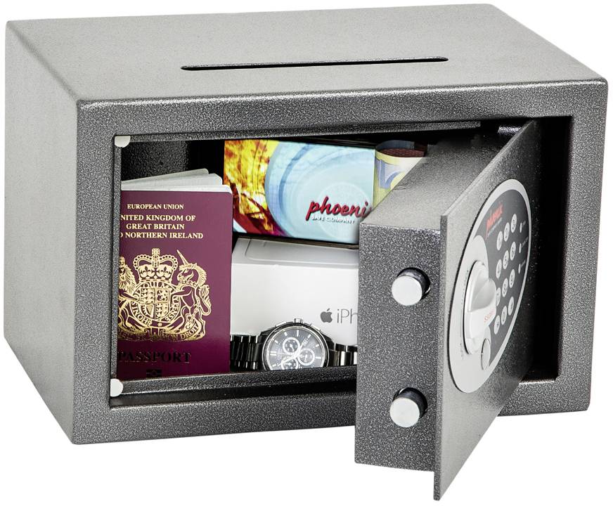 Coffre-fort ouvert avec serrure électronique ; contient un passeport, un écrin de montre, un smartphone et un coffret à bijoux.