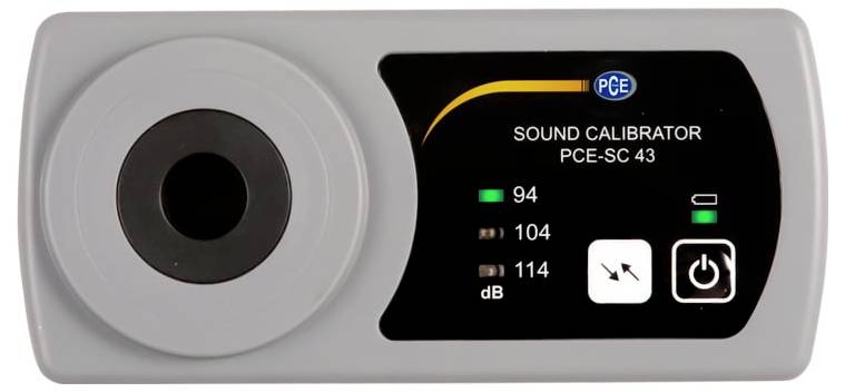 Calibrateur de son numérique étiqueté « PCE-SC 43 » avec un port de haut-parleur, des réglages en dB 94, 104 et 114, et des boutons d'alimentation et de niveau sur l'écran.