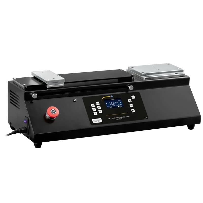 Machine de laboratoire noire de paillasse avec des plaques de serrage argentées doubles, un panneau de commande numérique et un bouton d'arrêt d'urgence rouge sur un fond blanc