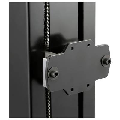 Gros plan du chariot d'extrusion d'une imprimante 3D monté sur un rail métallique avec une vis de transmission.