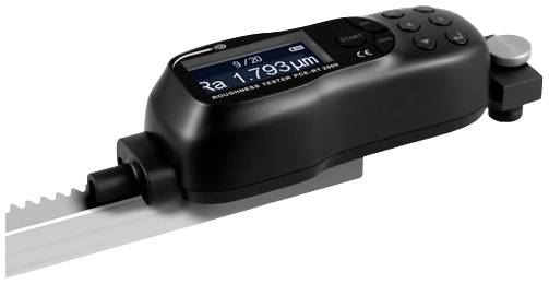 Un appareil de mesure de rugosité numérique affiche 'Ra 1,793 µm' sur son écran, pour mesurer la rugosité de surface des matériaux.