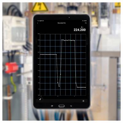 Tablette affichant un graphique enregistré avec un tracé de ligne blanche et la valeur « 224 200 » dans un environnement industriel.