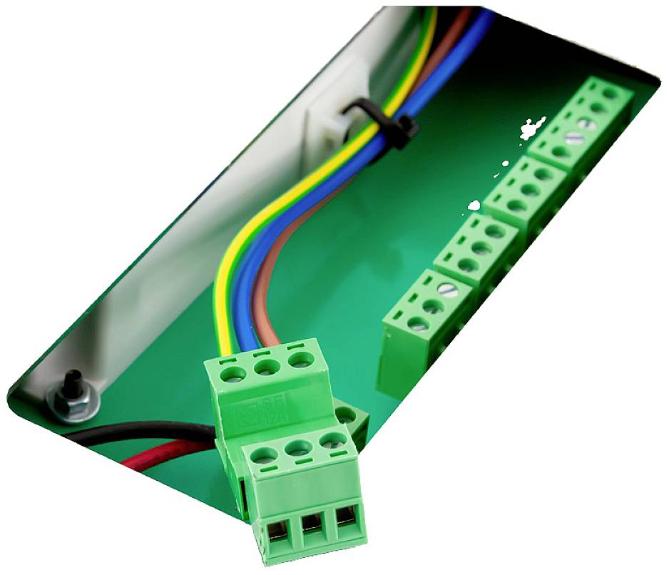 Borne électrique avec des fils de couleur dans un boîtier vert, partiellement ouvert, montrant différentes connexions de câbles.