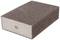 Une éponge abrasive rectangulaire à surface granulée, utilisée pour poncer et lisser des surfaces.