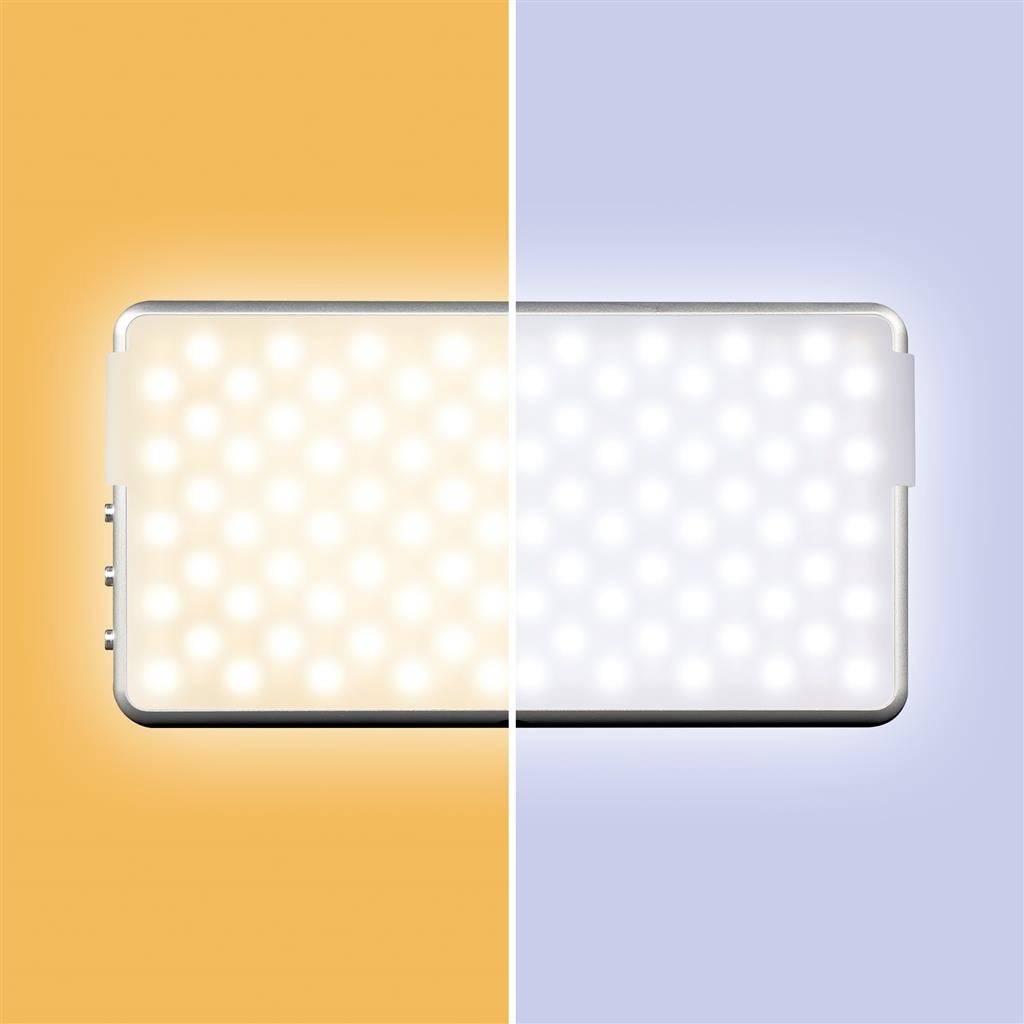 Panneau lumineux LED en deux parties : à gauche, lumière blanche chaude sur fond orange, à droite, lumière blanche froide sur fond bleu.
