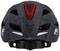 Un casque de vélo gris avec des rayures rouges et blanches à l'arrière, équipé d'un feu arrière triangulaire rouge pour la sécurité.