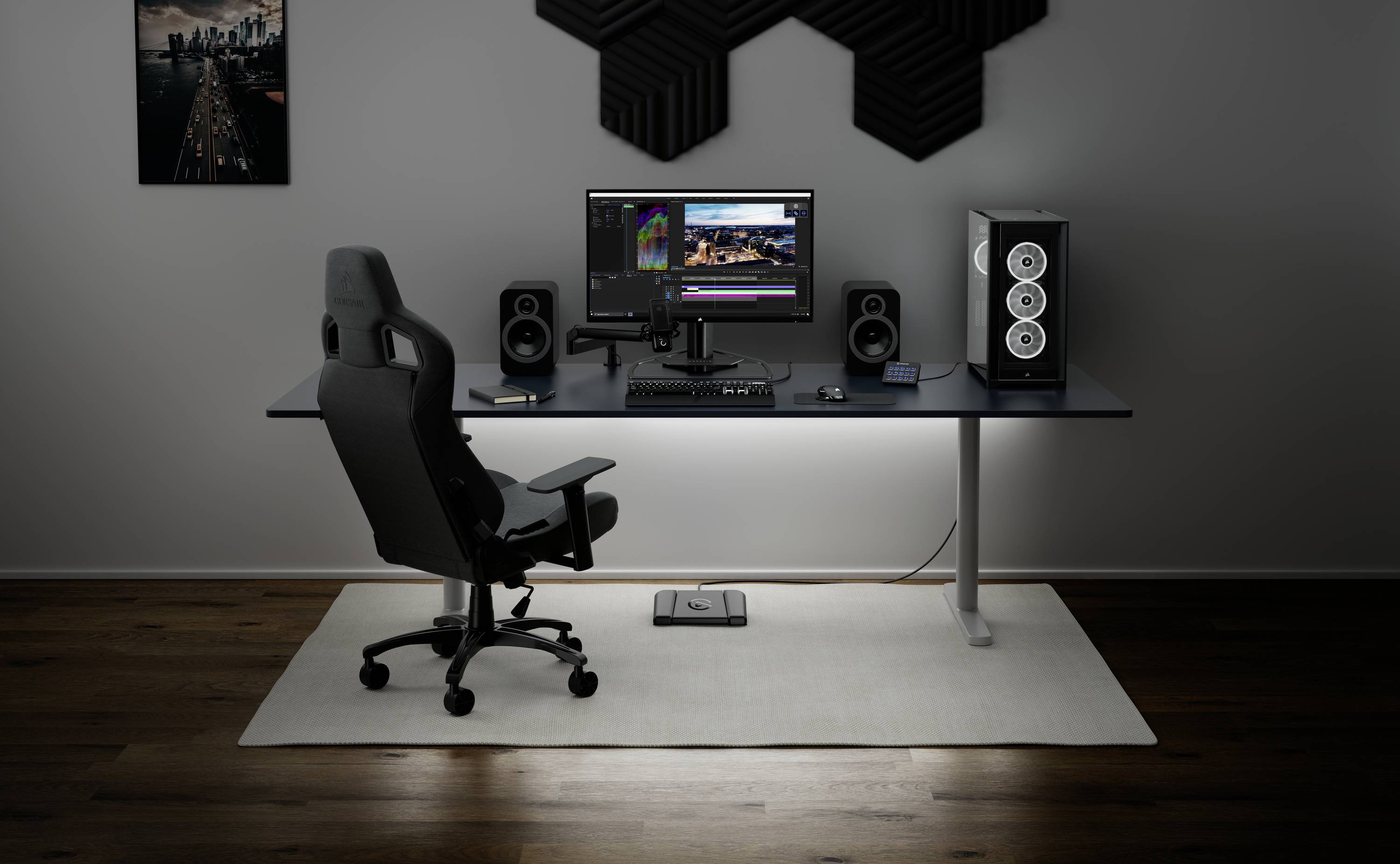 Bureau moderne à domicile avec un bureau, un ordinateur, un clavier, un écran, des enceintes et une chaise ergonomique ; aménagé avec style et fonctionnalité.