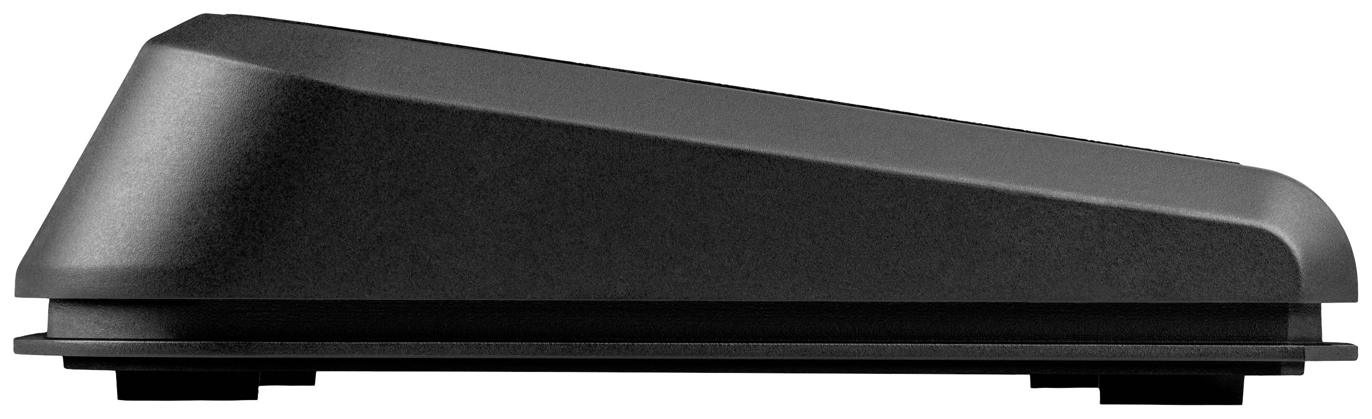 Une couverture rectangulaire noire avec un bord biseauté, vue de côté.