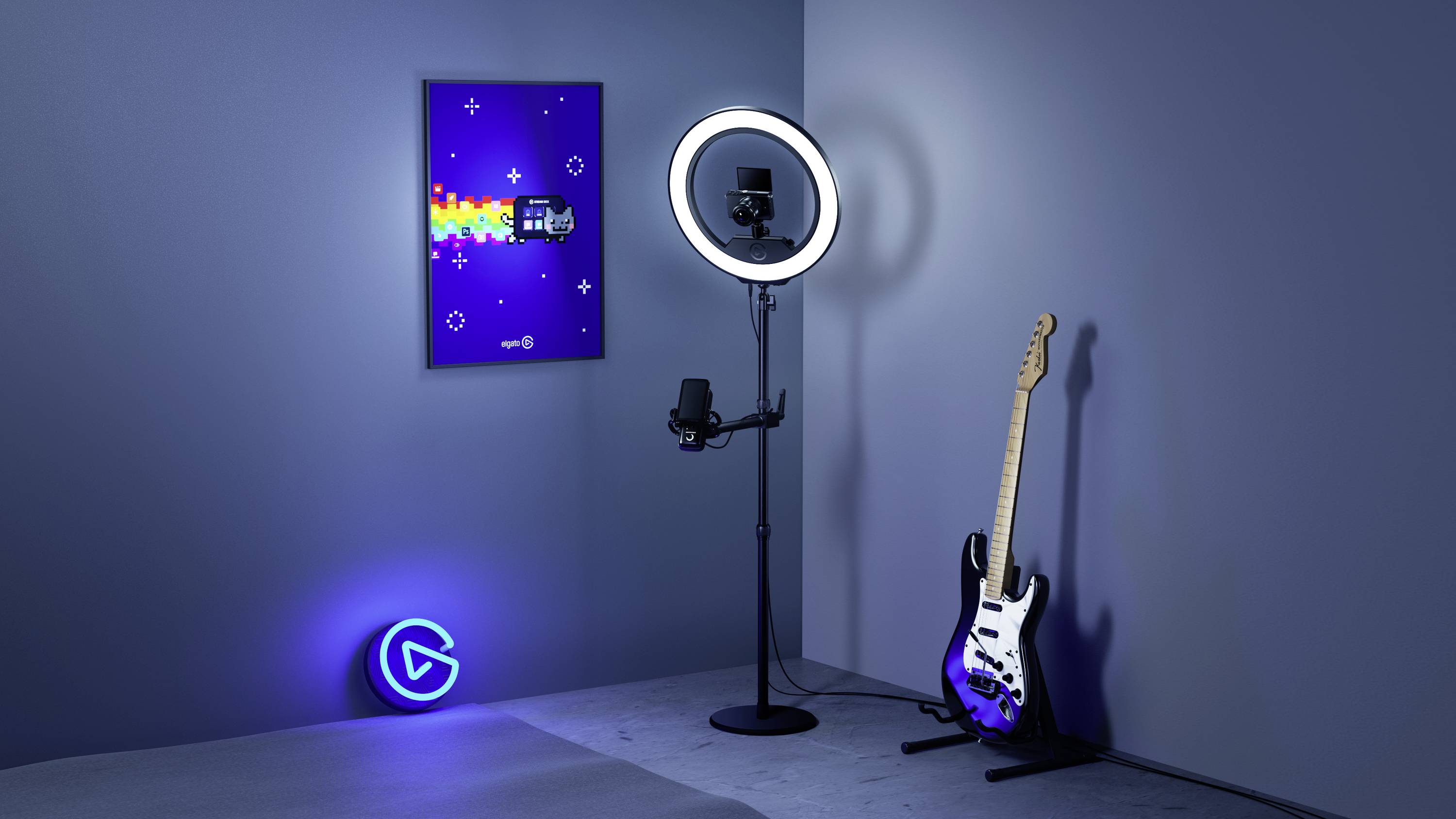 Une pièce avec un trépied de lampe annulaire, un support de guitare avec une guitare électrique, un poster néon bleu et un symbole lumineux bleu au sol.