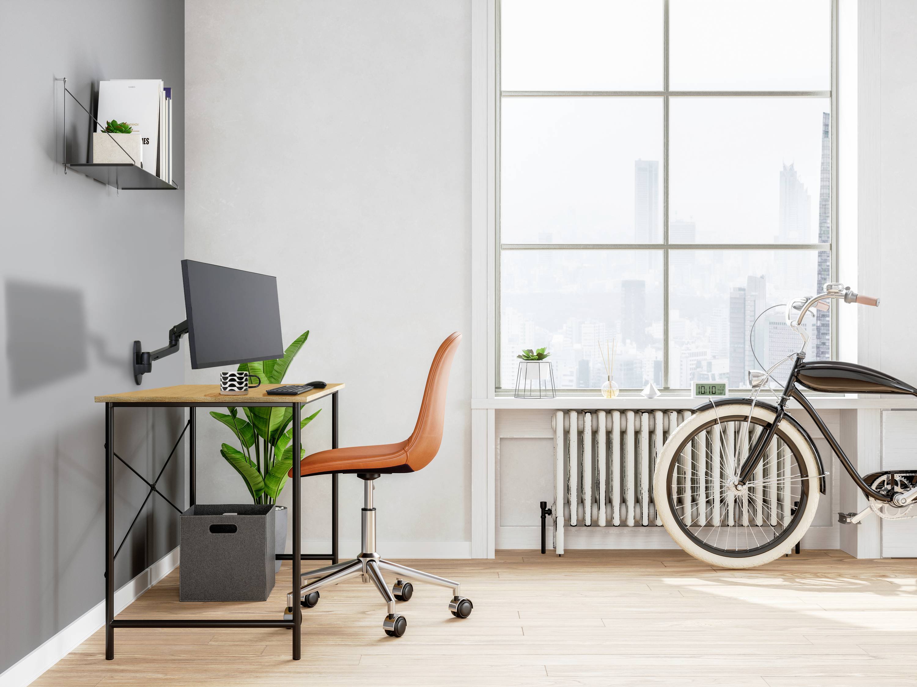 Un bureau avec un bureau, une chaise, un écran et une plante. À droite, un vélo est posé devant une grande fenêtre.