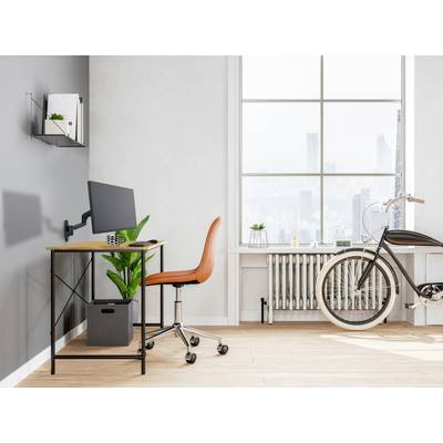 Un bureau avec un bureau, une chaise, un écran et une plante. À droite, un vélo est posé devant une grande fenêtre.