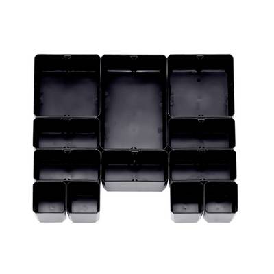 Pots de fleurs en plastique noir de différentes tailles, disposés selon un motif rectangulaire.
