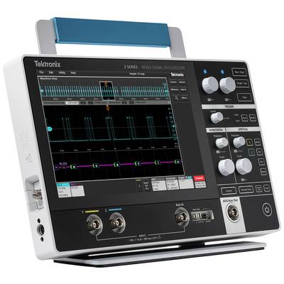 Un oscilloscope numérique affiche des données de forme d'onde sur un écran. Différents boutons et connecteurs sont situés sur la façade avant.