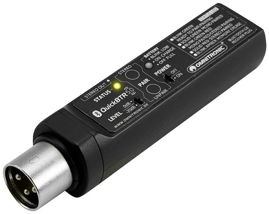 Un émetteur audio noir au format clé USB avec connexion XLR et indicateurs de statut. Marqué 'OMNITRONIC QuickDMX'.