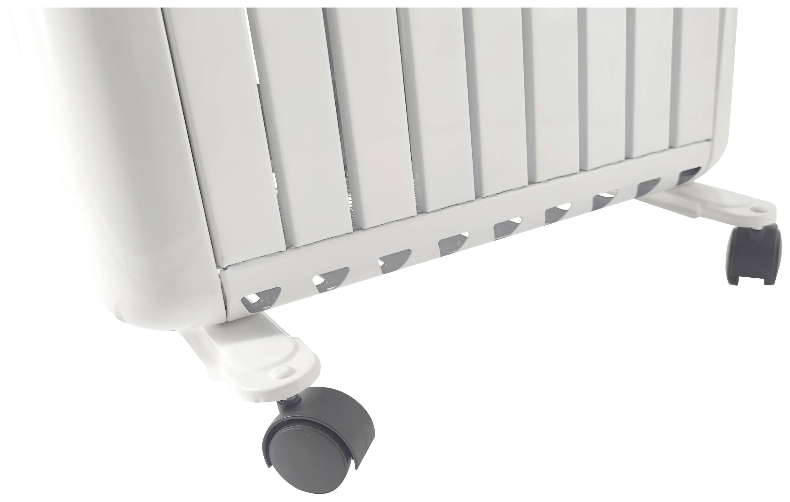 Gros plan d'un radiateur blanc sur roulettes, montrant l'extrémité inférieure avec des fentes de ventilation.