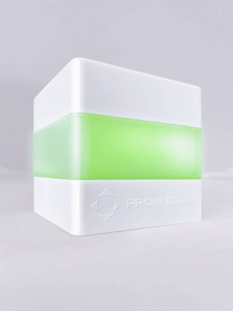 Un cube blanc avec une bande centrale vert vif, portant l'inscription 'Proxi Cube'.