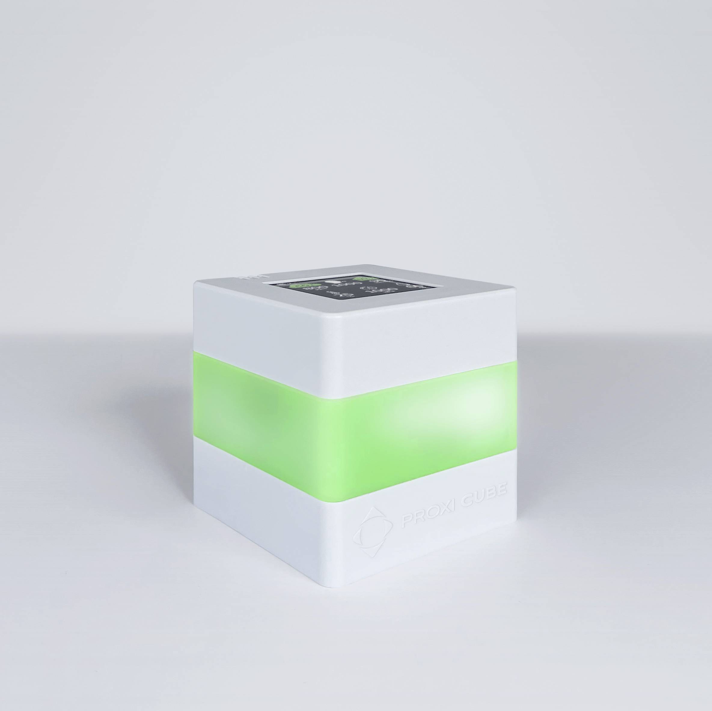 Un cube blanc avec une ligne verte brillante au centre. Un écran noir avec du texte illisible est situé en haut.
