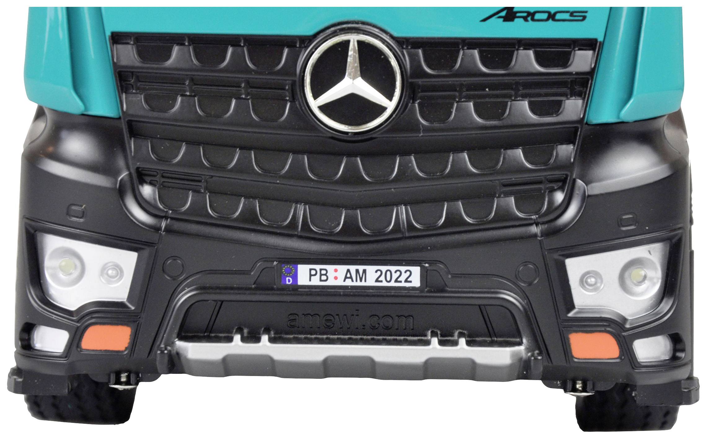 Vue avant d'un camion bleu avec l'étoile Mercedes et la plaque d'immatriculation 'PB : AM 2022'.