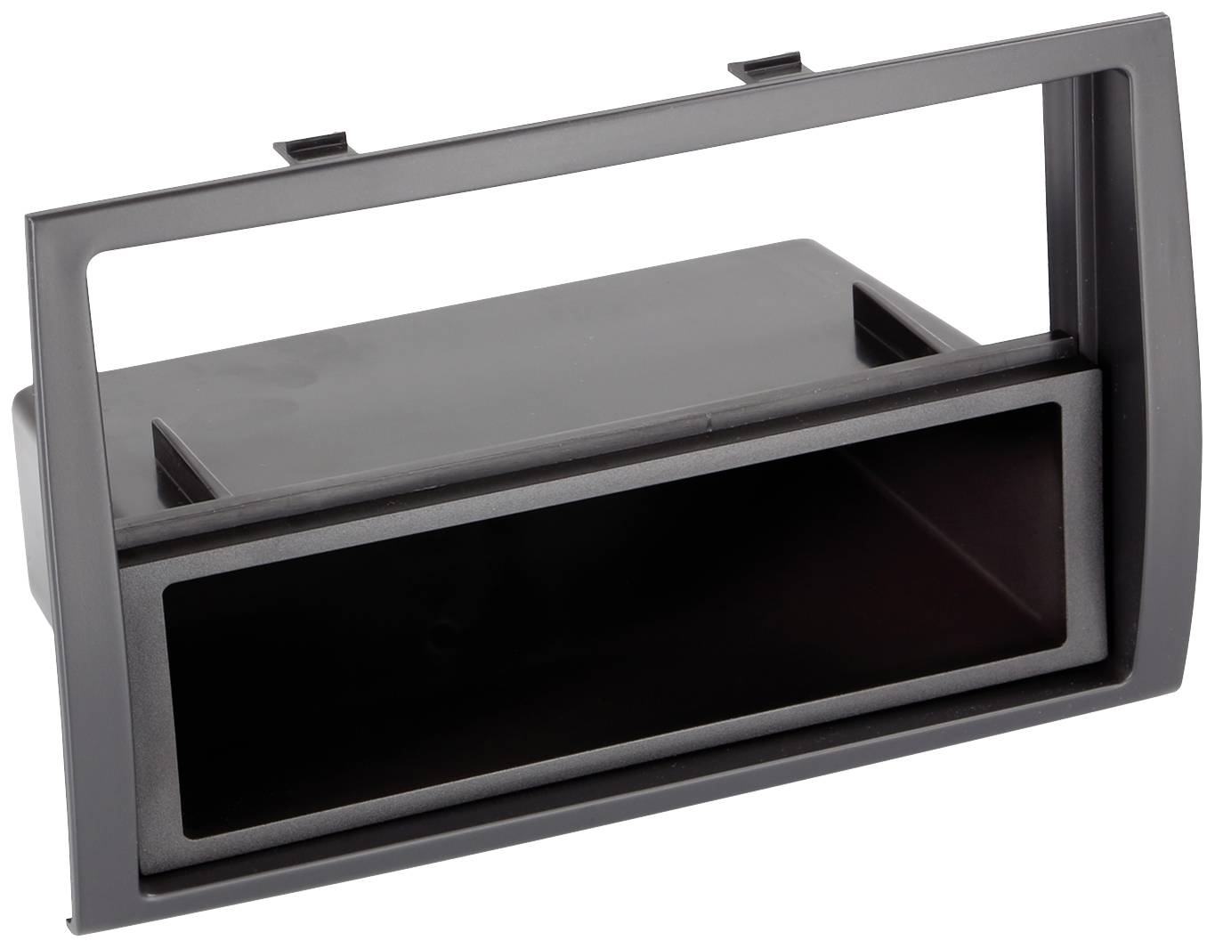 Un cadre rectangulaire noir en plastique avec un compartiment ouvert pouvant servir d'adaptateur pour autoradio ou de rangement.
