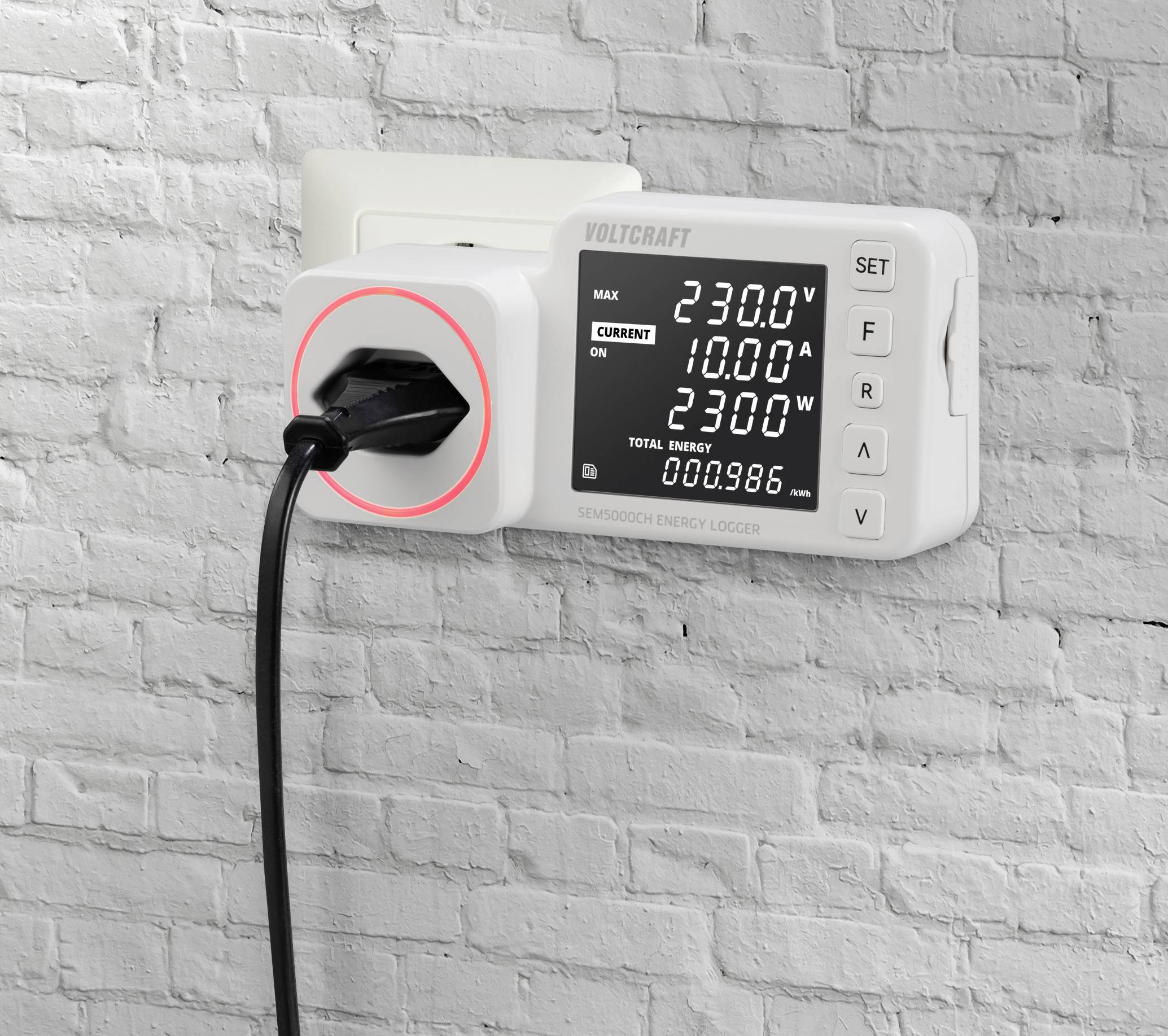 Un appareil de mesure d'énergie est branché dans une prise électrique. Il affiche des valeurs de mesure telles que 230,0 V de tension et 10,00 A d'intensité sur un écran.