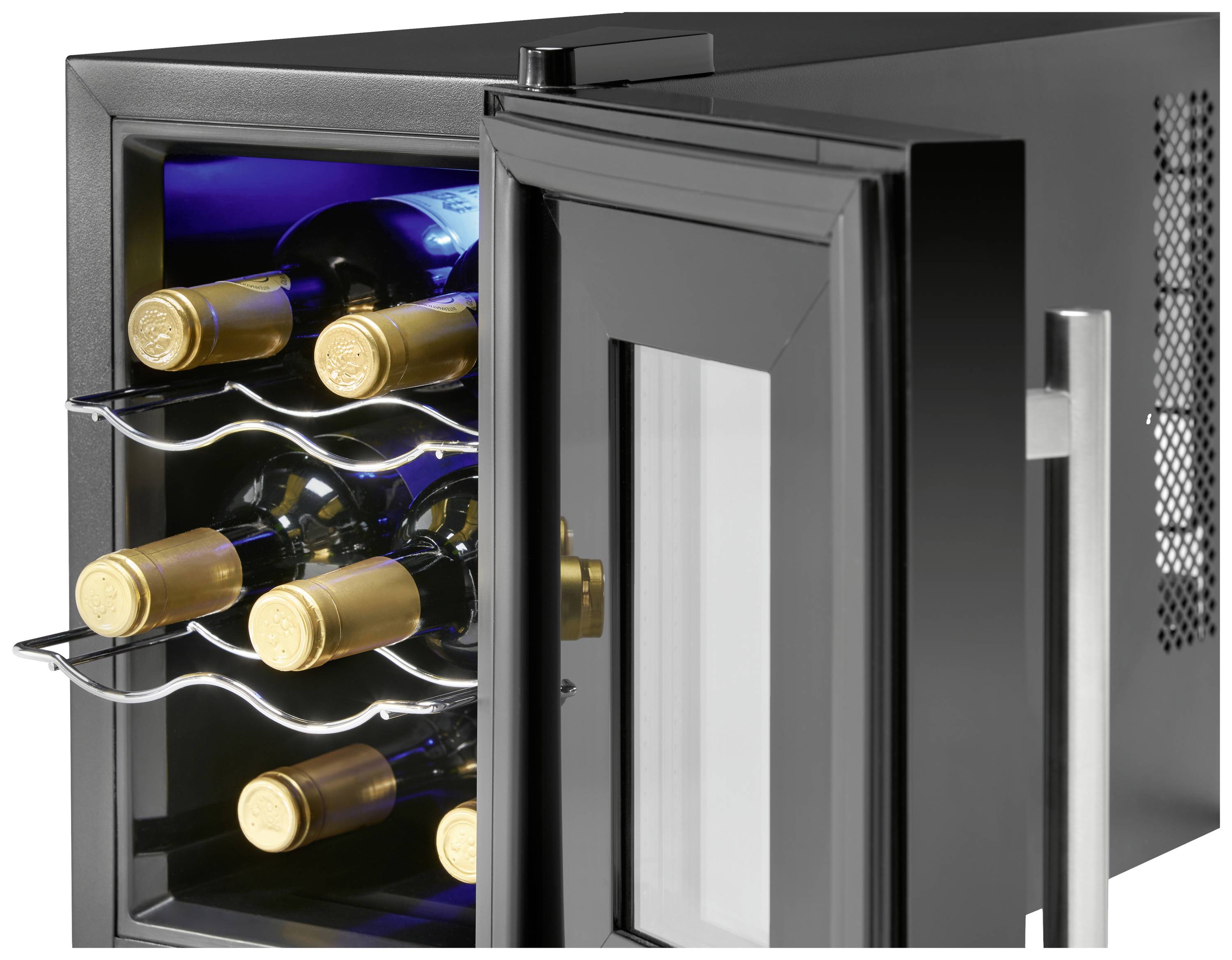 Petit réfrigérateur à vin avec la porte ouverte montrant des bouteilles de vin stockées sur des étagères en métal.