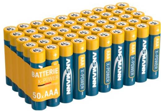 Lot de 50 piles Ansmann AAA disposées dans un présentoir empilé, avec emballage orange et bleu « Batterie X-POWER ».