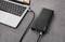 Un ordinateur portable est connecté à un chargeur portable ; illustrant l'utilisation d'une alimentation mobile.
