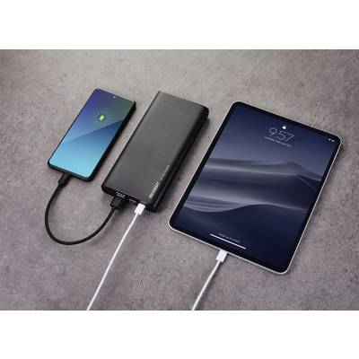 Un smartphone et une tablette sont connectés à une batterie externe par des câbles. Le smartphone affiche un scan d'empreinte digitale, la tablette indique l'heure 9:57.