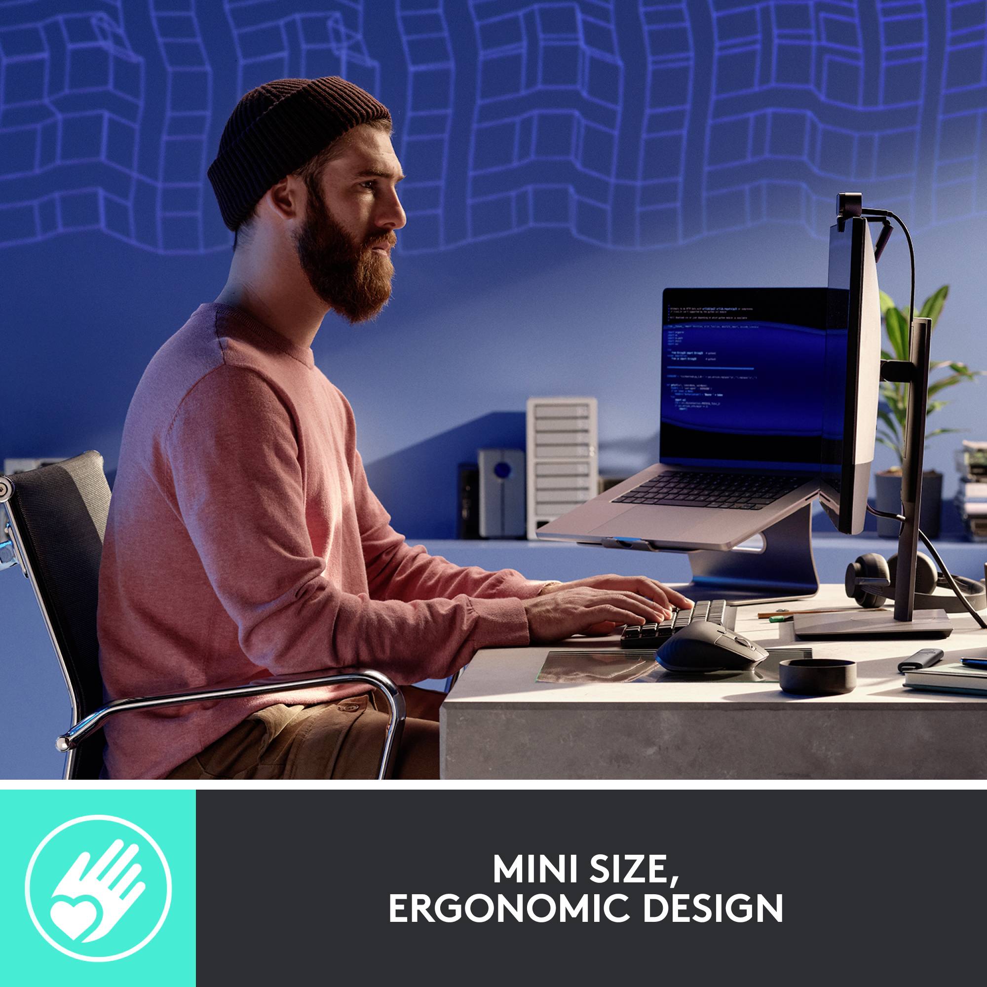 Homme portant une casquette assis devant un ordinateur dans un bureau moderne. Texte en bordure de l'image : 'Taille mini, design ergonomique'.