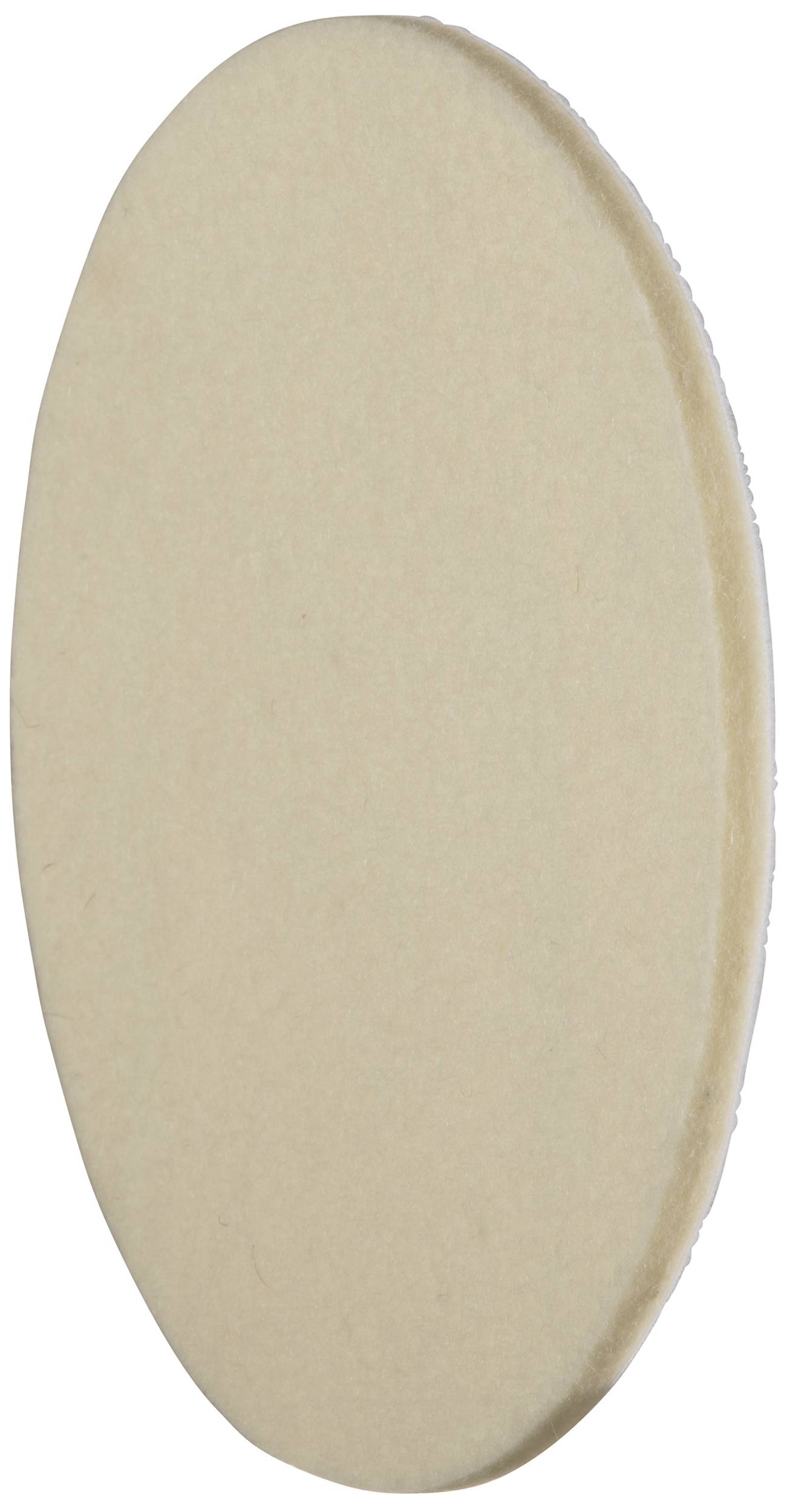 Un ovale beige en matériau feutré, photographié de profil.