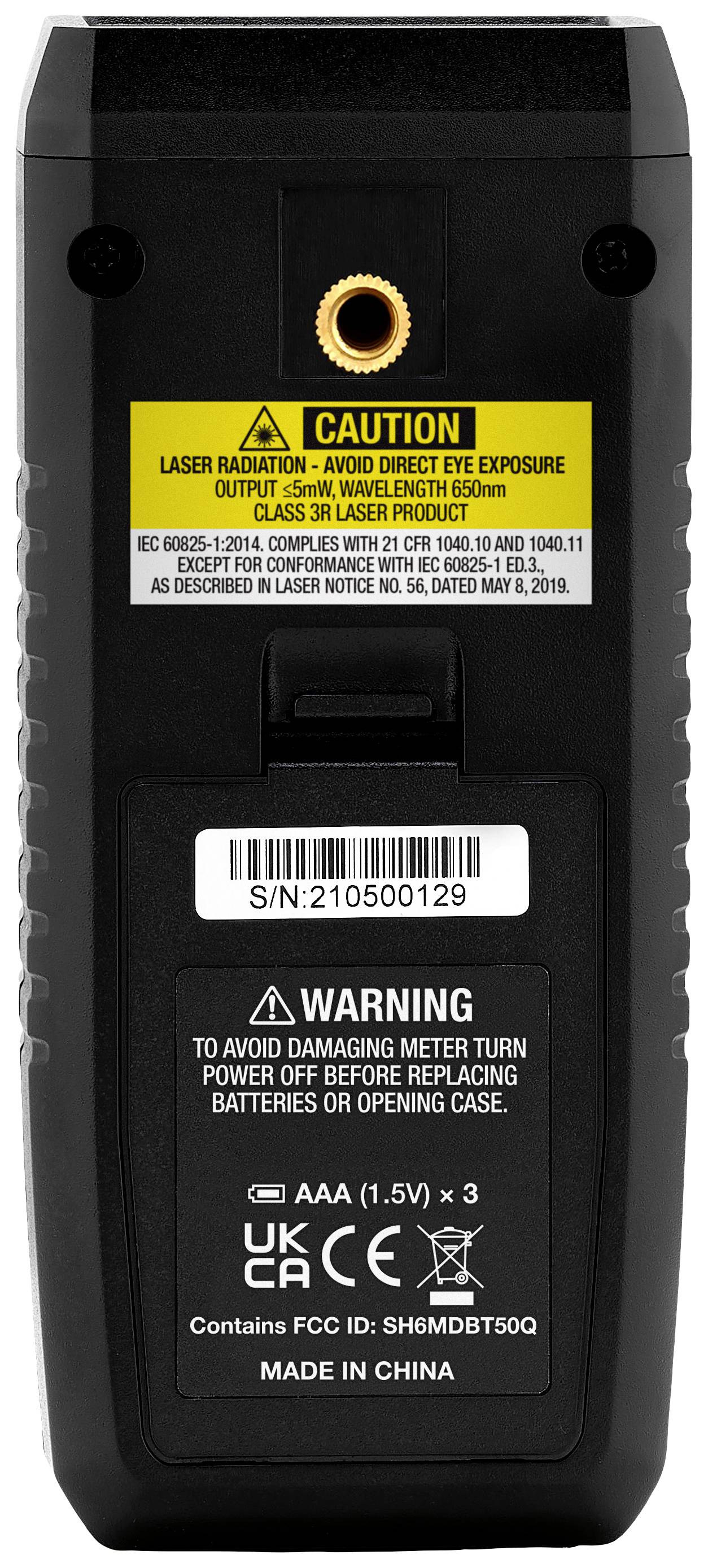Appareil électrique vu de dos avec étiquettes d'avertissement et numéro de série. Compartiment à piles avec espace pour trois piles AAA. Indication de radiation laser.