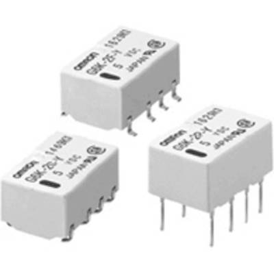 Trois relais électroniques avec un boîtier blanc et des broches métalliques, sur lesquels la marque et les spécifications techniques sont imprimées.
