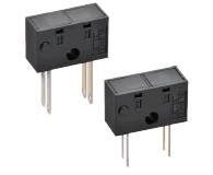 Deux composants électroniques noirs avec trois broches métalliques. Ils sont disposés côte à côte et semblent identiques.