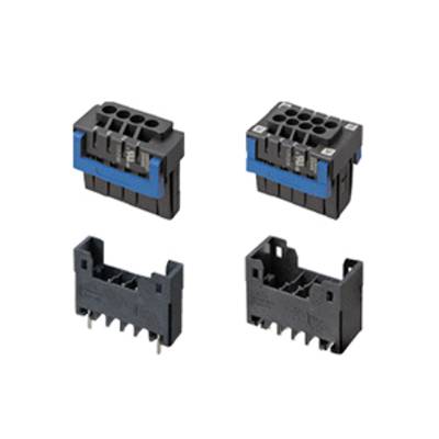 Quatre connecteurs électroniques, disposés par paires. Rangée supérieure : Composants complets. Rangée inférieure : Boîtiers sans couvercle supérieur.