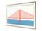 Illustration d'un pont suspendu rouge au-dessus d'une eau bleue, vue de côté, encadré dans un cadre.