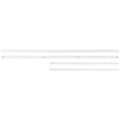Quatre barres en aluminium blanc de longueurs différentes sont disposées parallèlement. Elles sont simples et semblent destinées à la fixation ou au recouvrement.