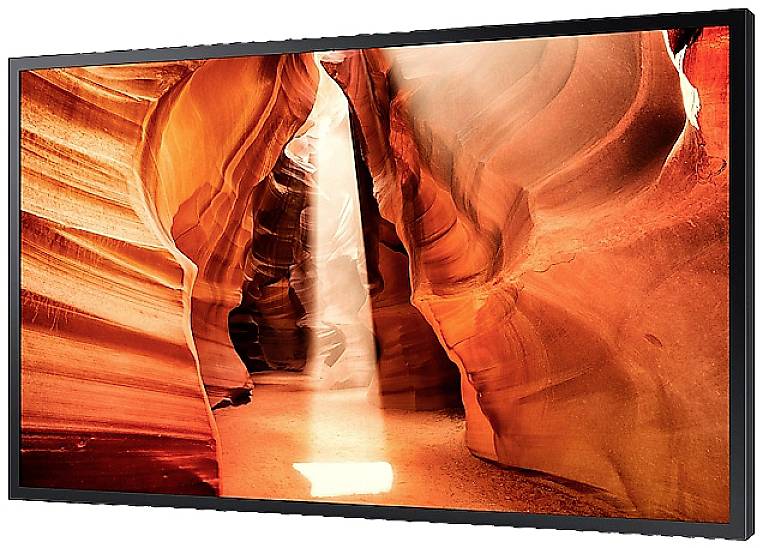 Un rayon de lumière tombe dans un canyon étroit et orange, modelé par des parois rocheuses lisses et sinueuses.