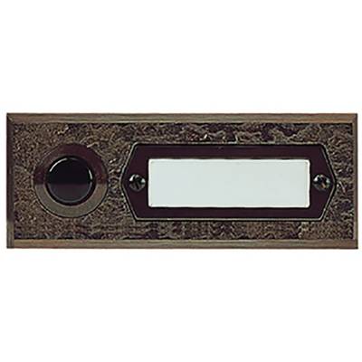 Sonnette avec une plaque nominative rectangulaire à gauche d'un bouton d'appel rond, montée sur un habillage en bois rustique.