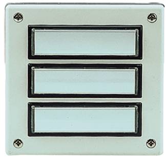 Trois plaques de porte nominatives vierges superposées sur une surface. Chaque plaque a un fond blanc et un bord noir.
