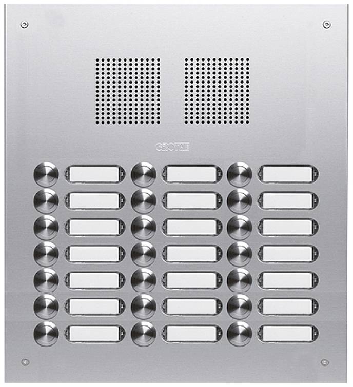 Un interphone argenté avec 20 boutons ronds et des étiquettes nominatives, disposés en cinq rangées de quatre boutons chacune.