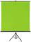 Un écran vert monté sur un trépied noir, adapté pour les prises de vue photographiques ou vidéographiques en utilisant la technique du fond vert (Chroma-Key).