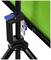 Un trépied noir avec une pince bleue maintient un écran vert. Il est fréquemment utilisé dans les studios photo pour les arrière-plans.