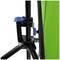 Trépied avec un levier bleu et un fond vert fixé à un support.