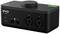 Interface audio noir avec deux entrées micro, boutons rotatifs en haut et plusieurs connexions à l'avant.