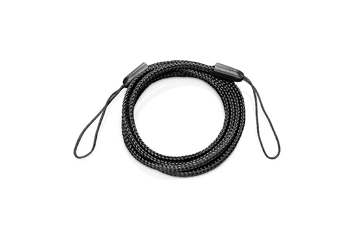 Câble noir tressé avec deux boucles à ses extrémités, sur fond blanc.