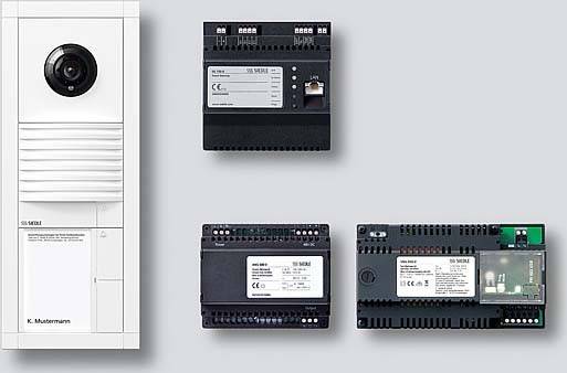 Système de commande centrale avec plusieurs modules pour la distribution électrique. Trois modules visibles à droite, module principal à gauche.