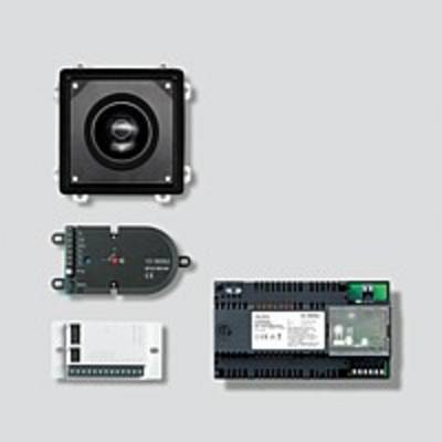 Quatre composants électroniques sur un fond gris : un haut-parleur carré, un adaptateur ovale, un interrupteur rectangulaire et un dispositif de commande.