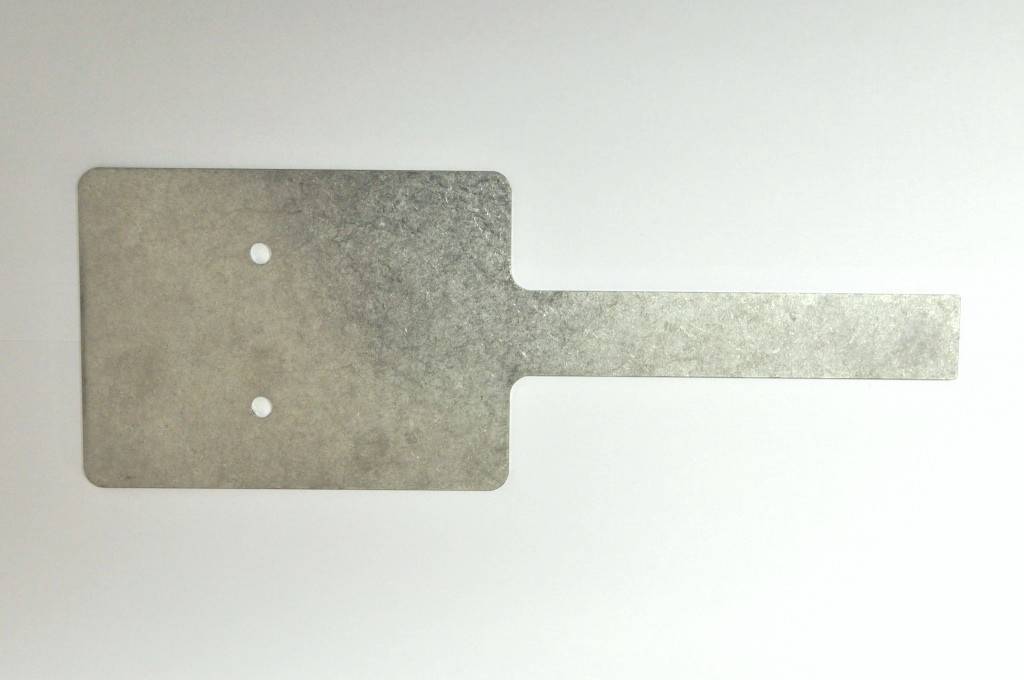 Plaque métallique avec bouclier rectangulaire et poignée prolongée, deux trous au centre, sur fond blanc.